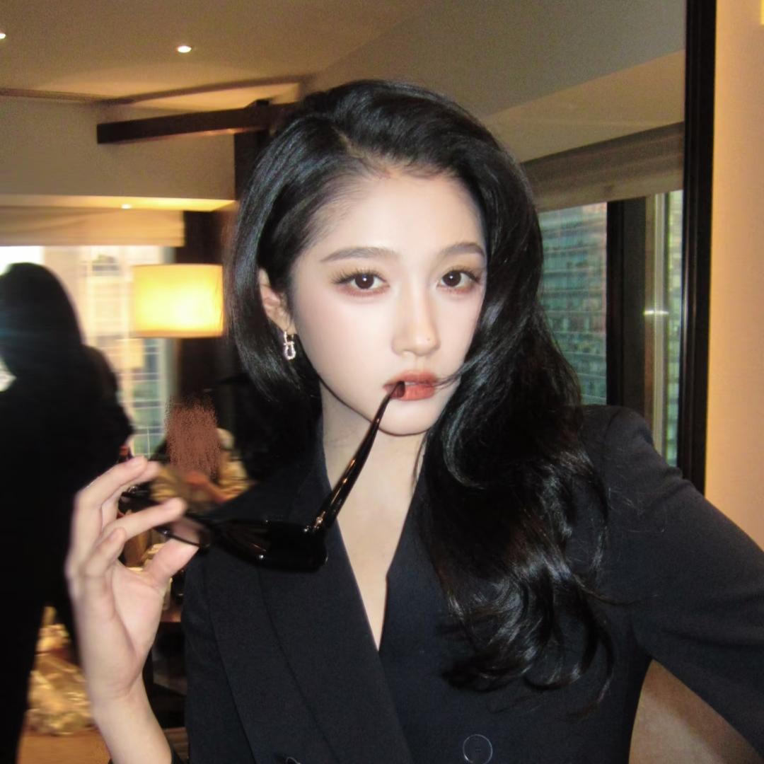 明眼人都看出来了
关晓彤现在的心思不在感情上面
不是说她年龄大了，不想结婚，也不