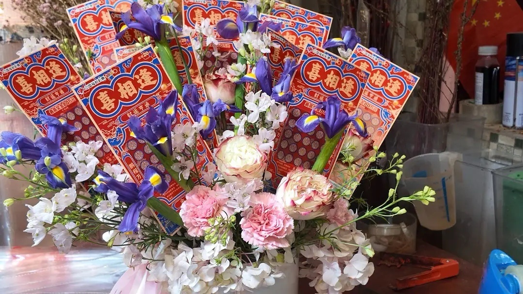 花店520定制500元彩票花束今年很多定制款都讲究一点实用性，万一送花的同时还能