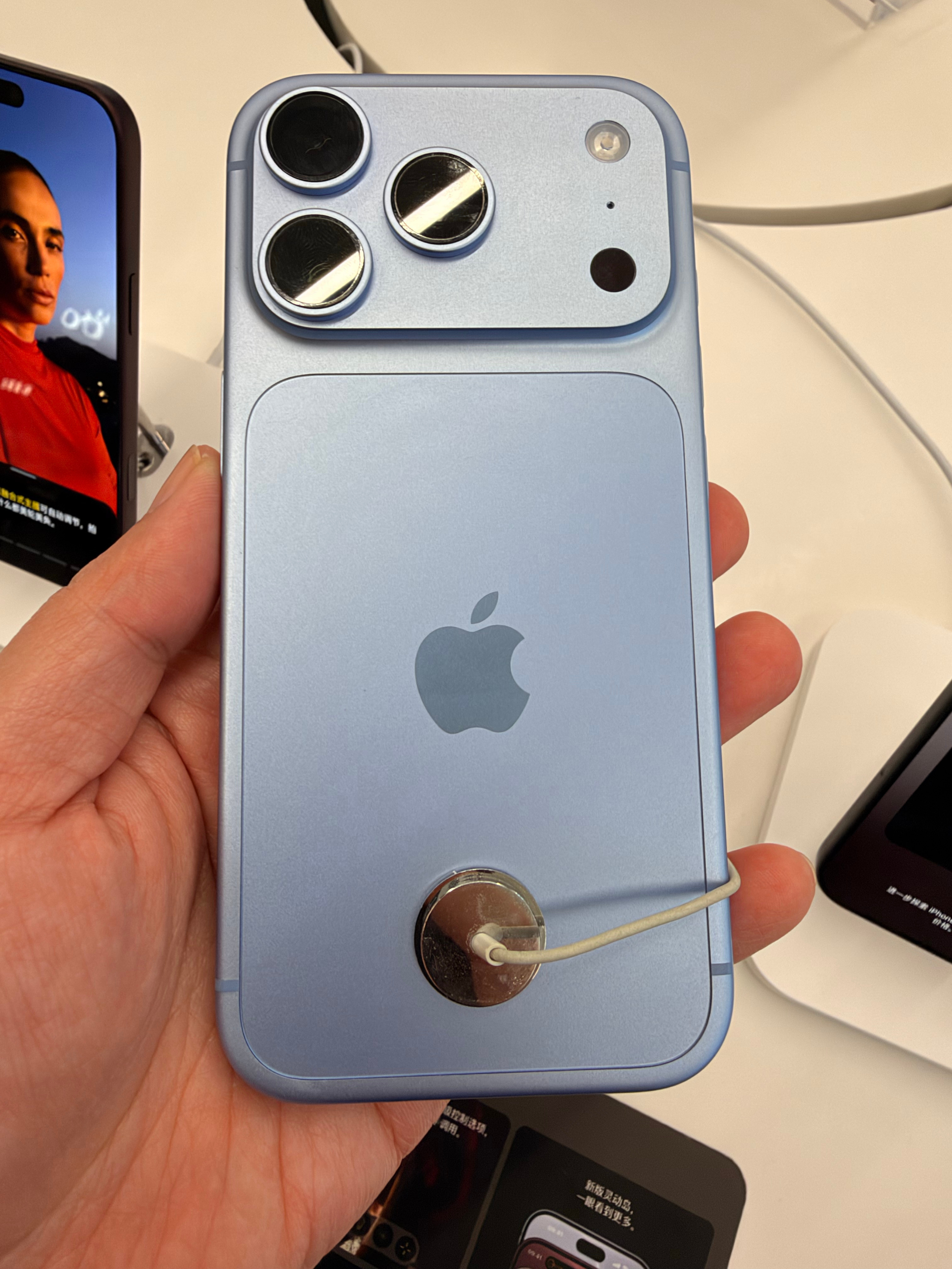 Apple[超话] iPhone 三个颜色后盖情况..内个，还是银色比较靠谱..