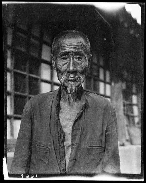 老丈人被父母愚昧思想坑惨！老丈人是家里长子，他爸从小就教育他作为长兄，要照顾好兄