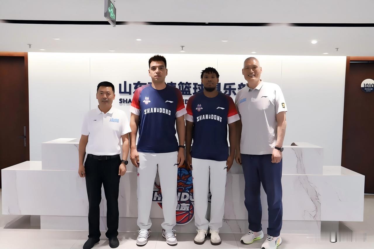 球员祝铭震、杨文学正式加盟山东高速篮球俱乐部。待向CBA公司报送注册材料，经审核