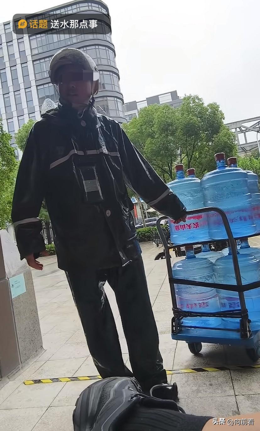 送水工一天赚1000元钱，本来还不信，看了人家的余额，微信39 万，支付宝135