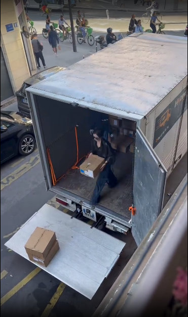 张予曦[超话]张予曦不语只一味干活张予曦毕雯珺干活搭子工装裤配低丸子头的予曦太飒