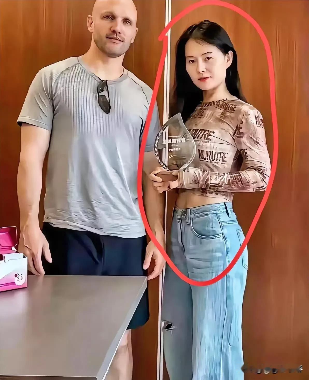 天道好轮回！网红小易翻车，精心打造的跨国幸福人设碎了一地！远嫁美国这些年，她长期