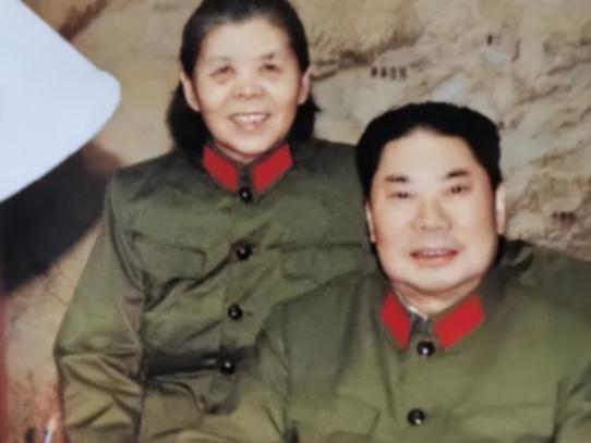 1990年，79岁的杨得志新婚，迎娶了石莉，结婚当晚，杨老将军握着石莉的手，动情