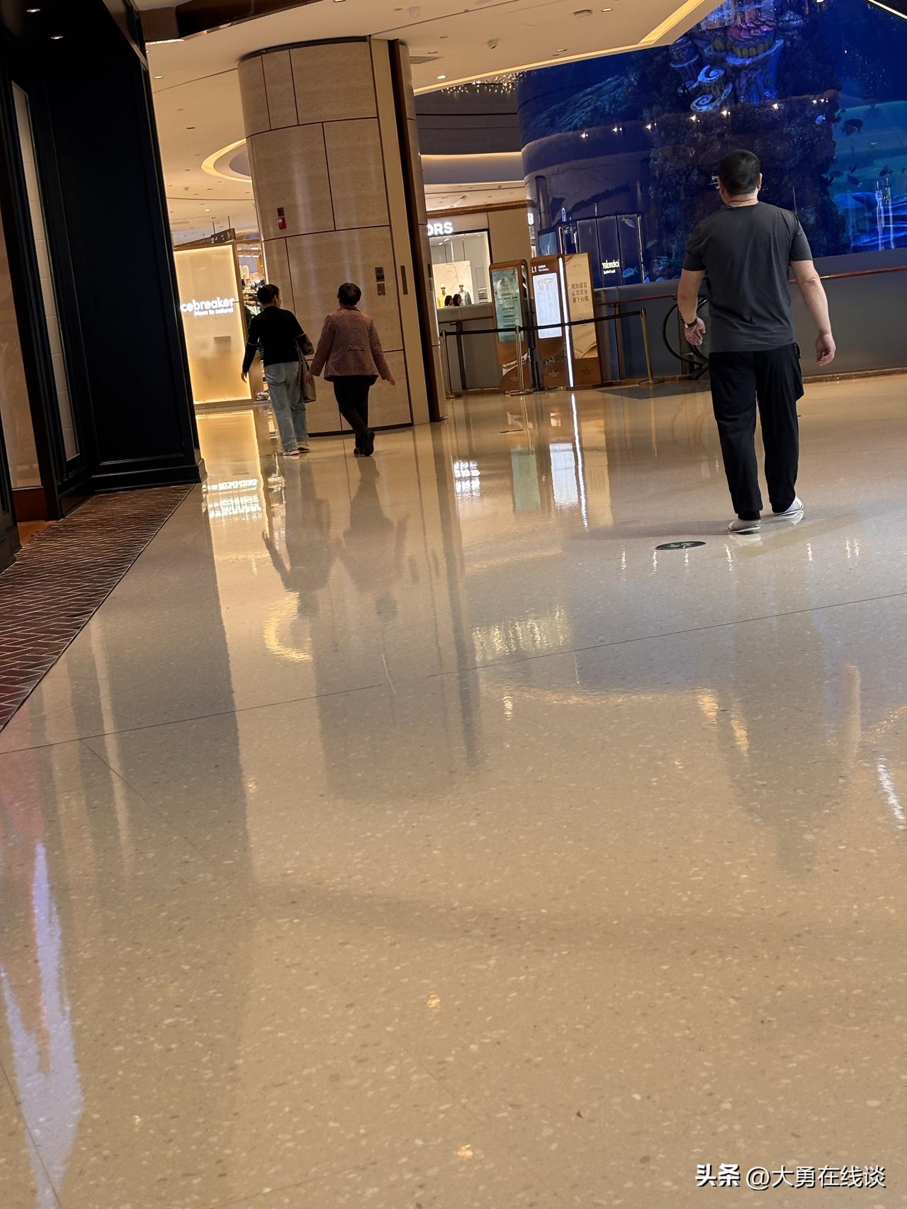 厕所比“住家室”还好！
这是我今天在重庆星光68广场听到一个老年人说的。
当时的