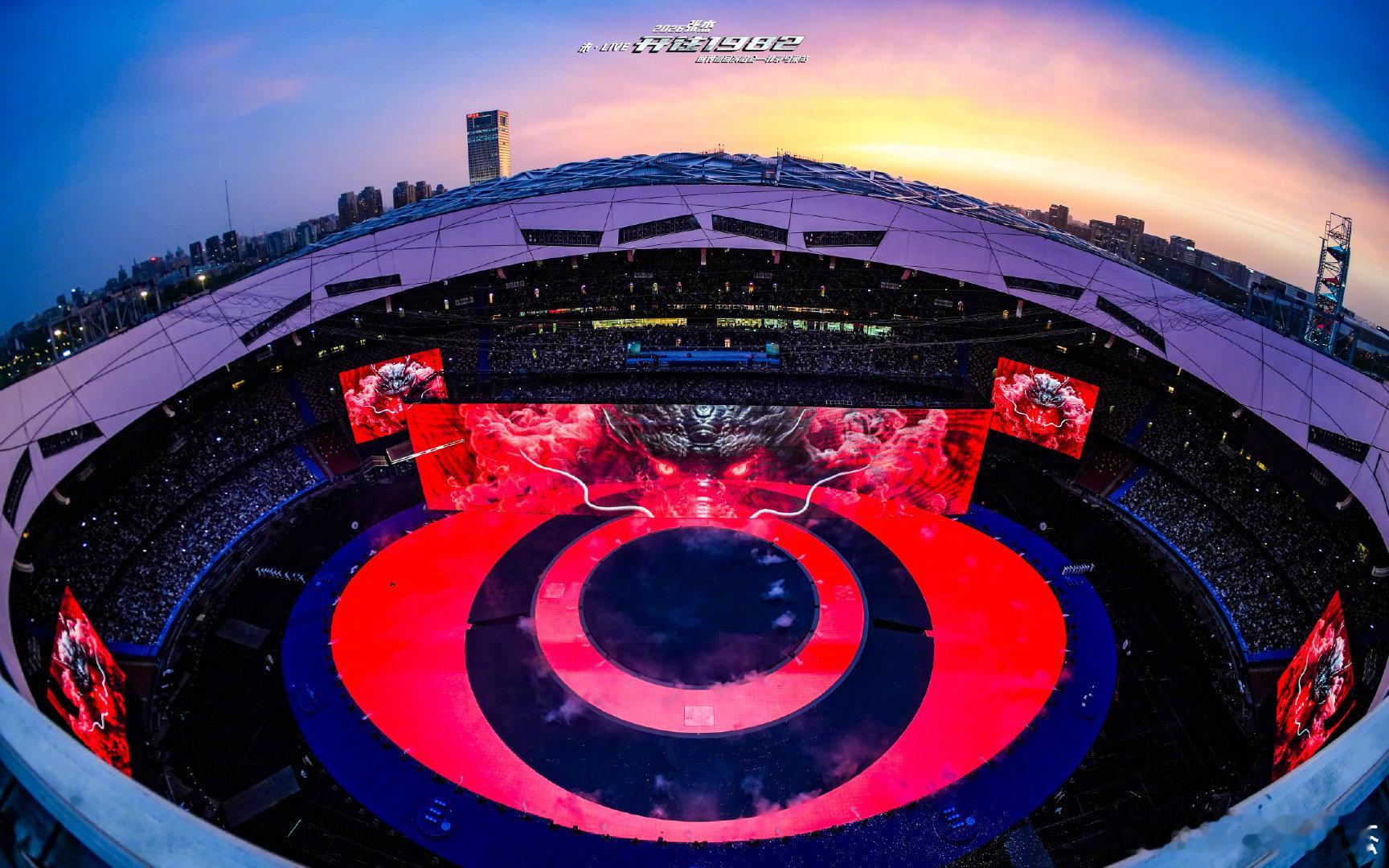 张杰刷新鸟巢纪录奔赴1982的音乐列车圆满落幕，张杰于北京鸟巢24天连唱16场，