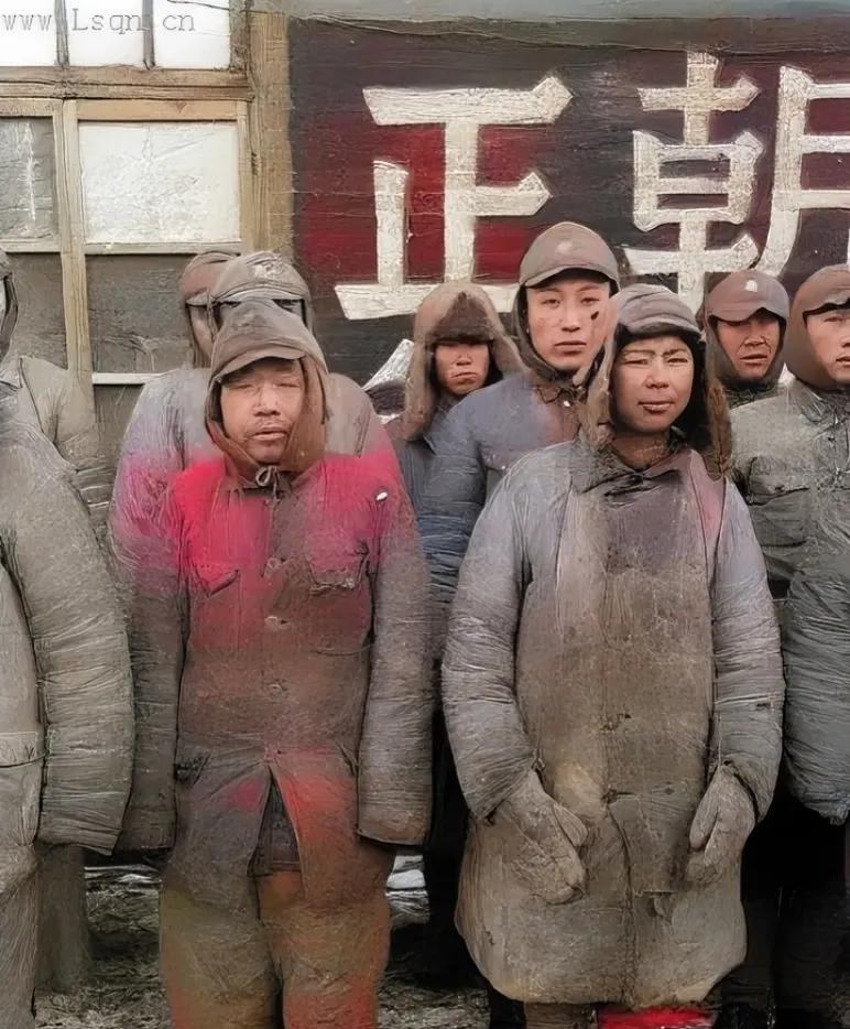 1948年，辽沈战役期间，几名国军士兵留下的照片，照片中的他们排成两排，由于天气