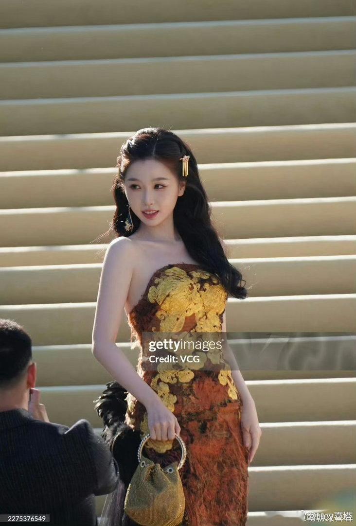 虞书欣g社生图和站姐饭拍感觉只差一个滤镜区别啊 还有这雷霆角度，还好🐟扛住了 