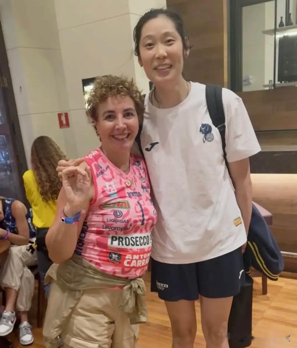 猜猜看，这位和朱婷开心合影的人是谁？

原来，她是巴西女排球星加比的妈妈！在世俱