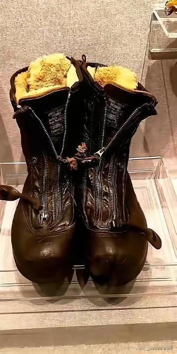 1950年，志愿军缴获了一双美军军靴，东西一拿回来，一群人围着看，半天没人吭声。