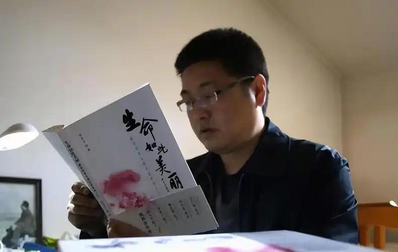河北一男子，婚后不想工作，请求妻子供他读硕博。没想到妻子竟点头答应，6年后，男子