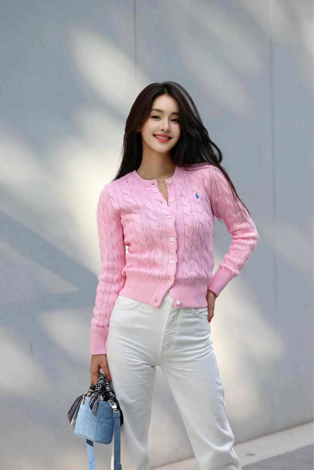 粉色毛衣搭配牛仔裤#时尚清新又可爱#甜美气质美女、#