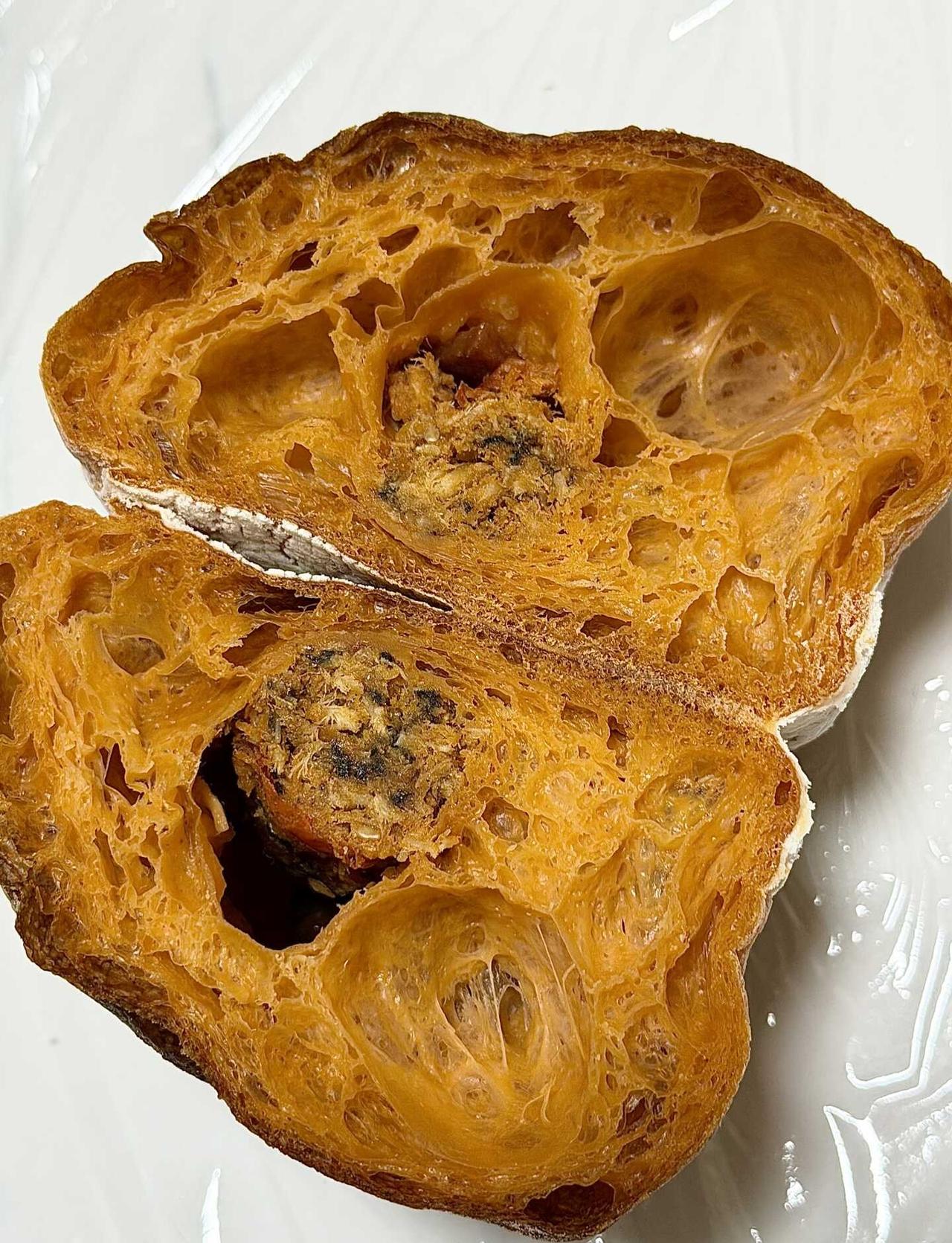 第一次番茄猪肉脯恰巴塔里吃出鱼味
有一说一 飞鱼籽法棍很好吃 很惊艳 也是让我爱