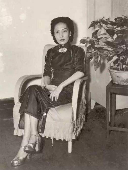 1965年，杜月笙的四姨太姚玉兰在一次玩牌时，忽然觉得浑身发热，坐卧不宁，心里总