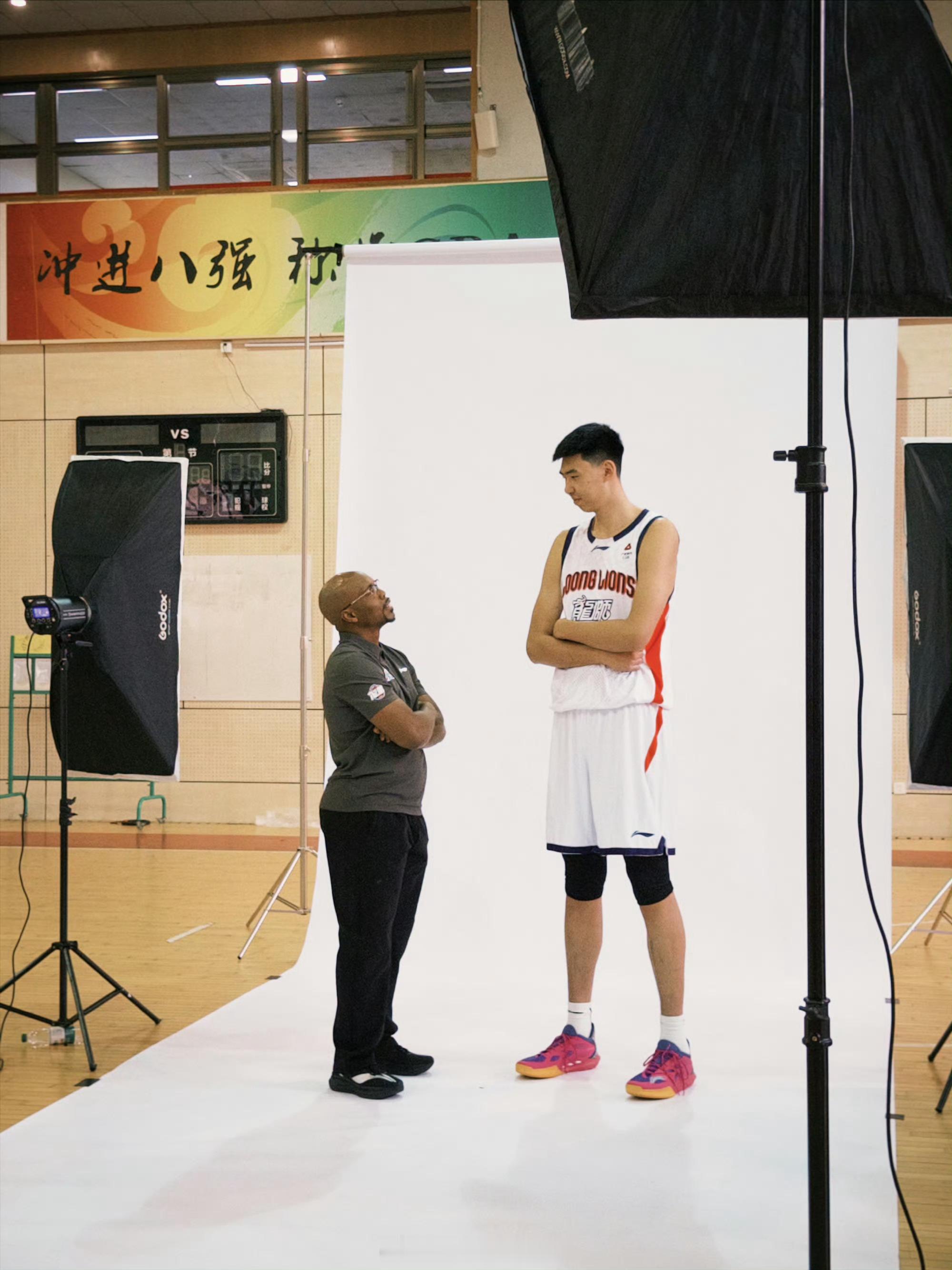 哈哈哈哈哈米切尔是真宠徐昕啊广州龙狮今日拍定妆照广州龙狮