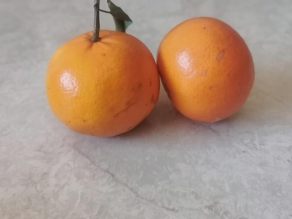 简简单单两个橘子我觉得特别幸运因为我买的这一袋都特别甜[大笑]