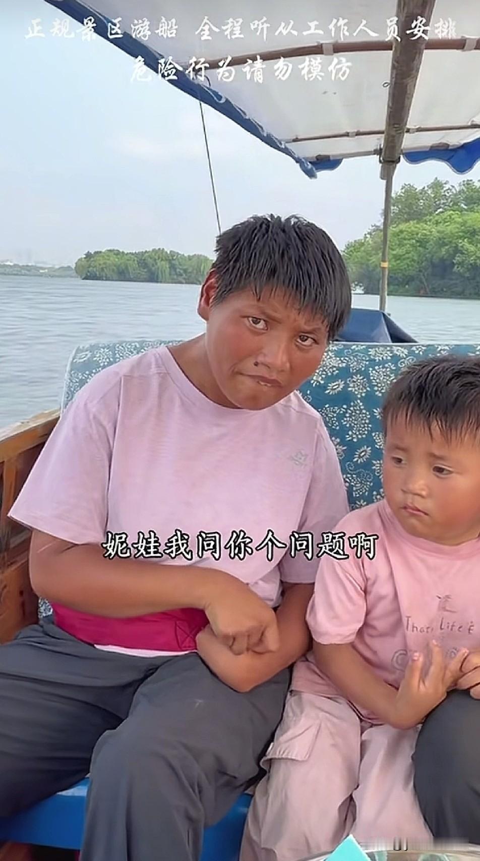 妮娃的眼神看着好凶，可能跟皮肤黑有关系，其实妮娃是个很单纯的人