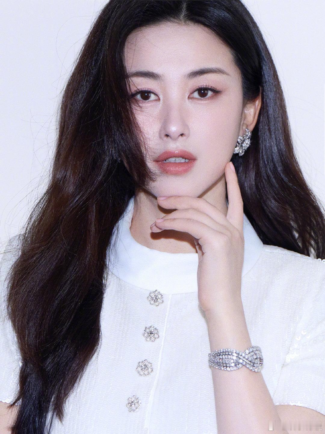 朱珠被飞鹤的鲜活打动了 在与妈妈们的直播交流中，朱珠分享了许多温暖的育儿见解。她