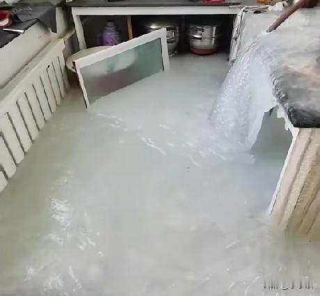 近日，黑龙江，一家人回娘家忘关水龙头，回家后直接住进了“广寒宫”，地面的冰结得很