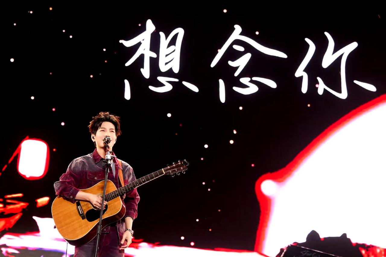 陈楚生张家界草莓音乐节现场图有！今夜的风很温柔仿佛带着故事，生哥高唱着《黄金时代