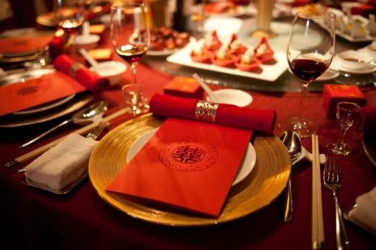 2025年白酒市场的情况，说出来你可能都觉得奇怪——一边热得发烫，一边冷得发抖。