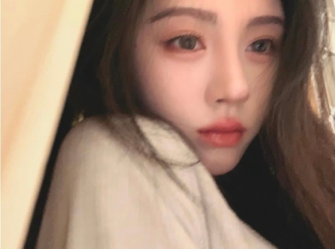 鞠婧祎上线释出五张自拍，无过多修饰的镜头下，五官的精致感与整体气质尽显。鞠婧祎i