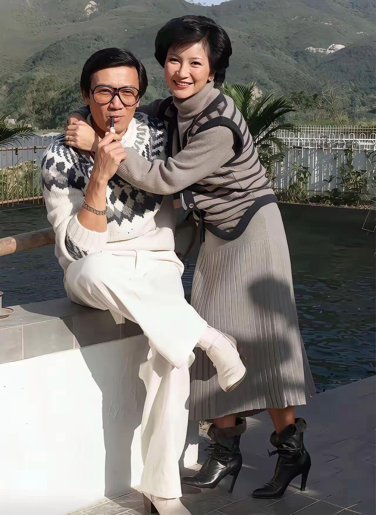 一张镜头难得一见！这是谢贤和狄波拉新婚不久拍下的绝版合影。
彼时谢贤43岁，是粤