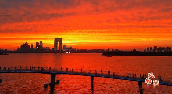 世界上最伟大的画家
也没有办法和大自然相比
所谓巧夺天工
和真正的自然美景相比
