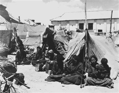 1959年以前，旧西藏三大领主占有全部耕地、牧场、森林、山川及大部分牲畜。改革之