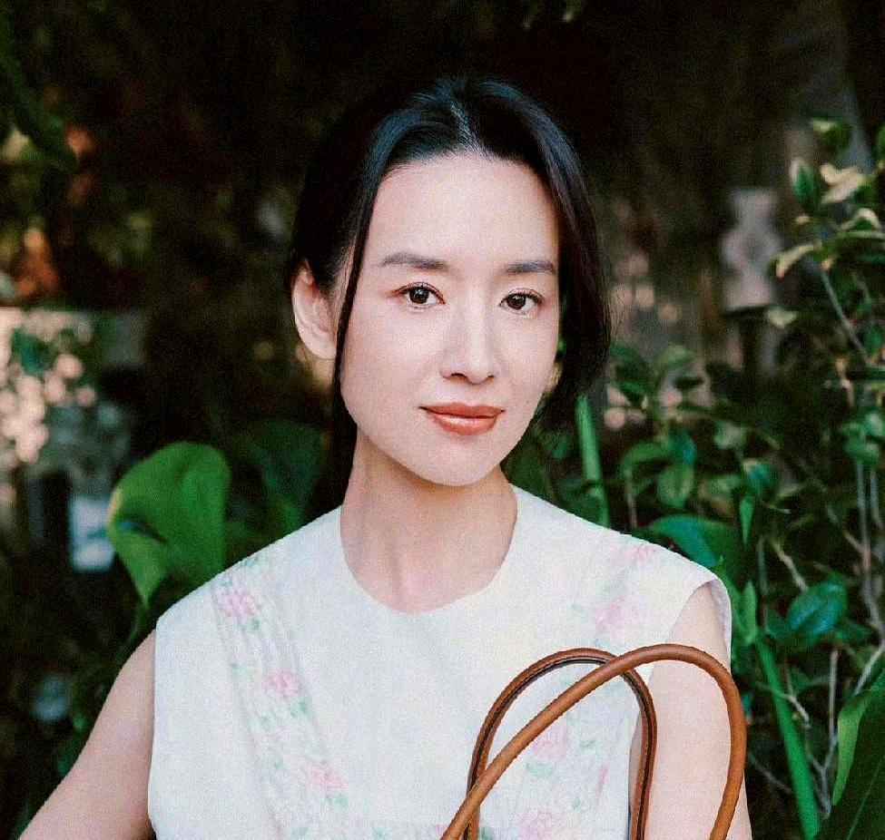 董洁在直播间擦玻璃，让儿子递抹布。
网友截图放大，她儿子顶顶手腕上那块儿童表，