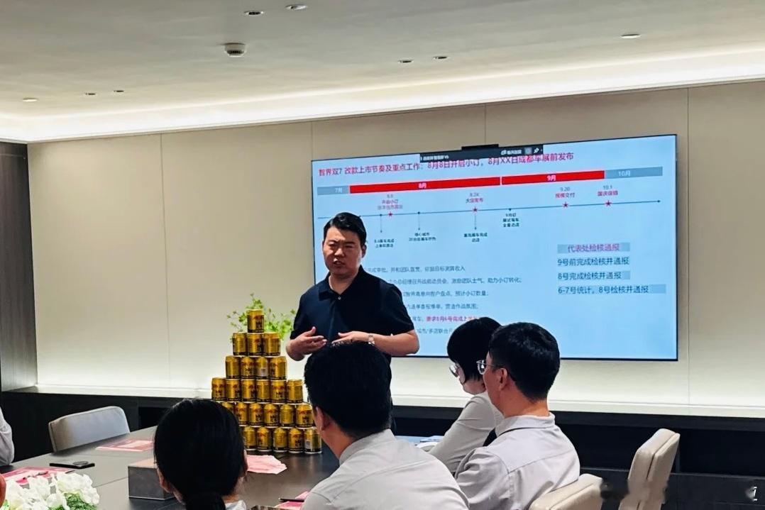 门店曝光新款智界 R7 和 S7 产品节奏。8 月 8 号开启预定，8 月 2X