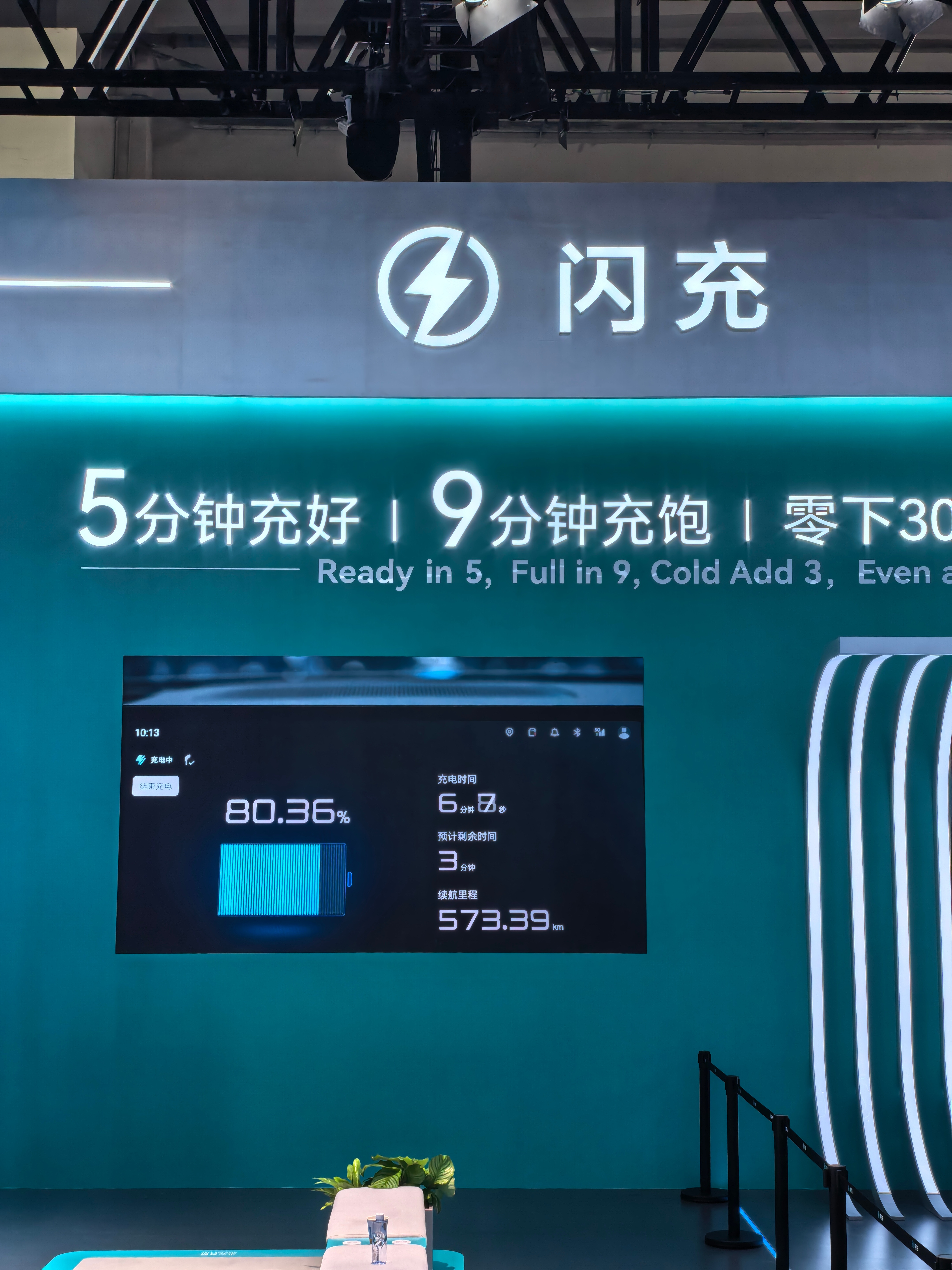 比亚迪的闪充真挺牛众目睽睽下给大家实时展示充电过程老外们都看呆了北京车展 北京·