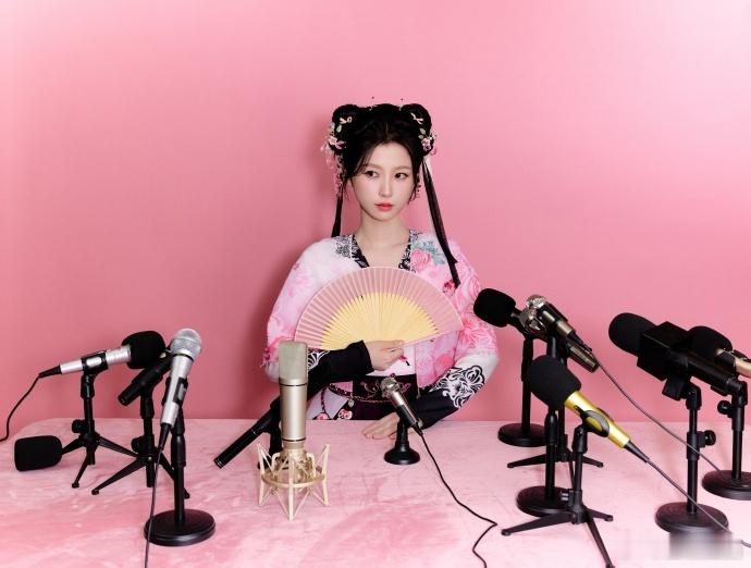 #虞书欣粉嫩俏佳人##虞书欣cos粉皮凌妙妙#《永夜星河》发布会上，虞书欣的粉皮