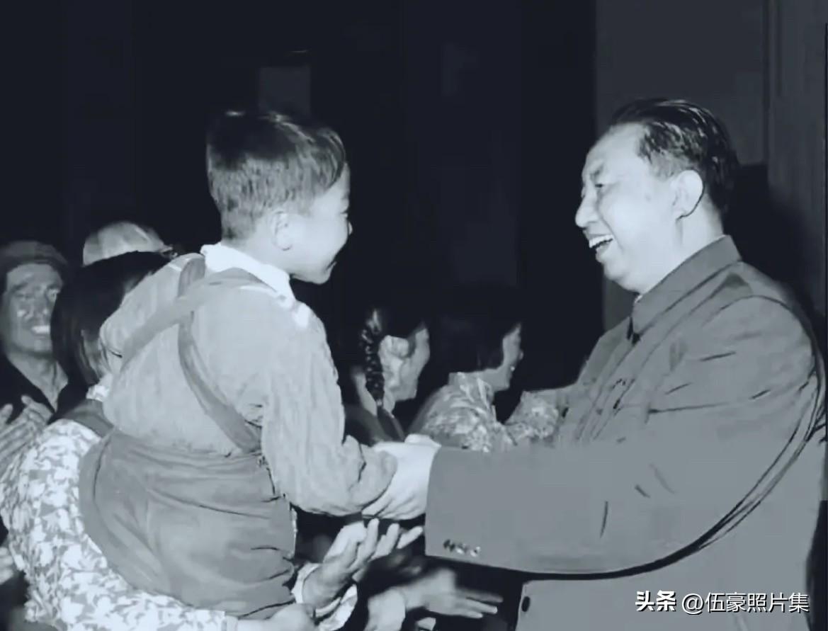1977年4月17日，华国锋在大庆油田观看话剧《初升的太阳》并上台与演员握手交谈