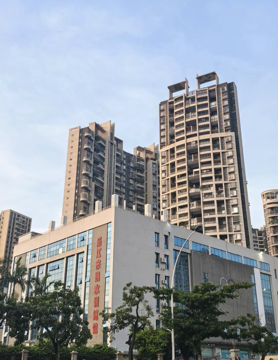 湛江作为著名的“跳水之乡”，孕育了包括 全红婵 、 何冲 、 劳丽诗 、 陈艺文