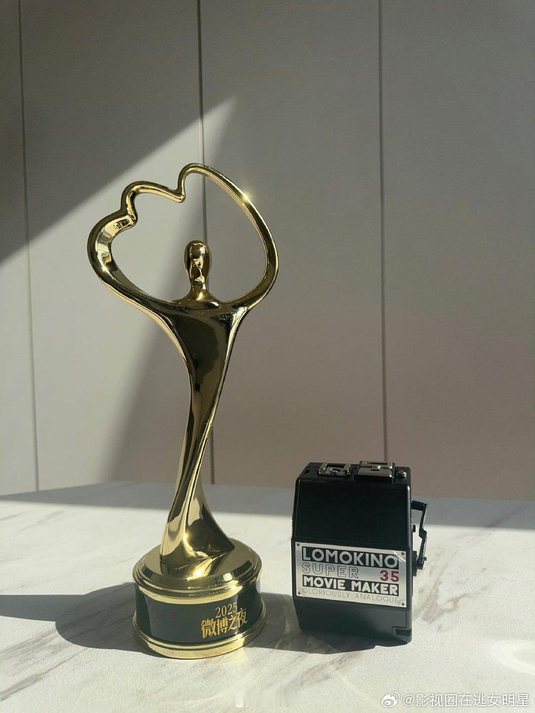 邓为收到童瑶的手摇相机邓为抽到童瑶的手摇相机 邓为收到童瑶的手摇相机邓为抽到童瑶