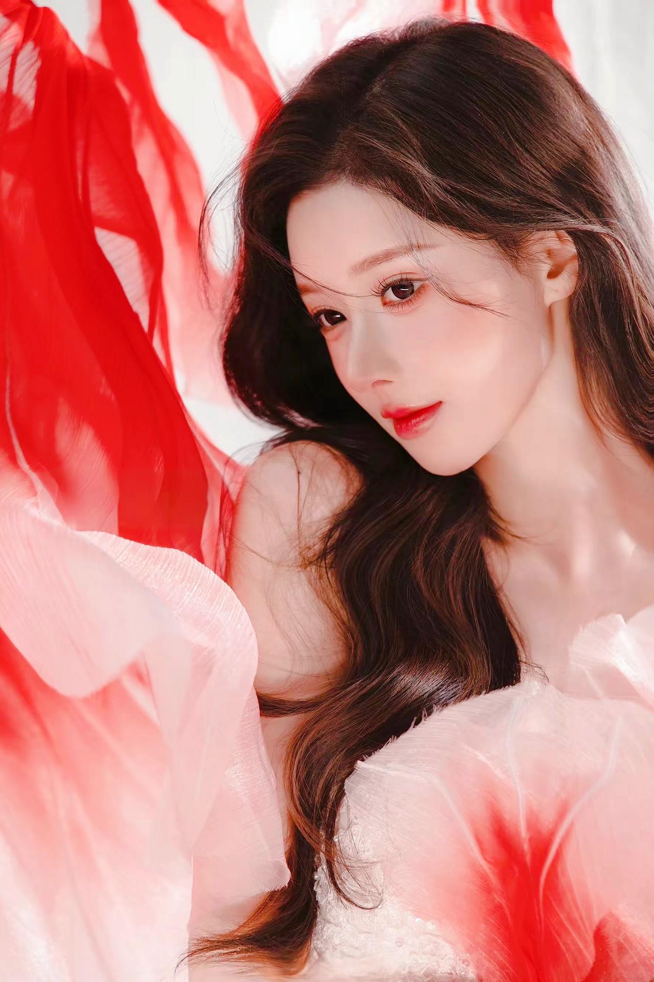 《红鲤谣》
素纱裁作曳云裳，
红鲤衔波绕鬓旁。
软雾轻绡凝晓色，
一颦一舞动潇湘