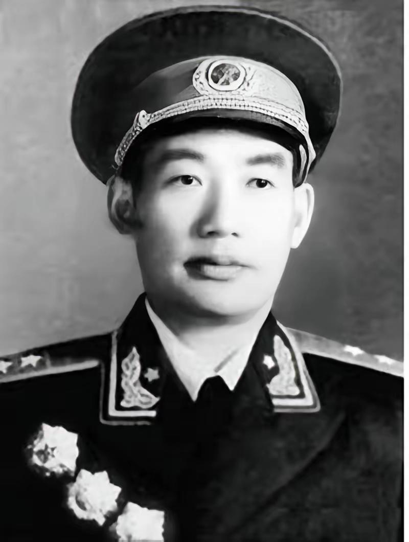 1963年，南京军区来了一个新政委，许世友看到他却面露苦色，因为许世友爱喝酒，可