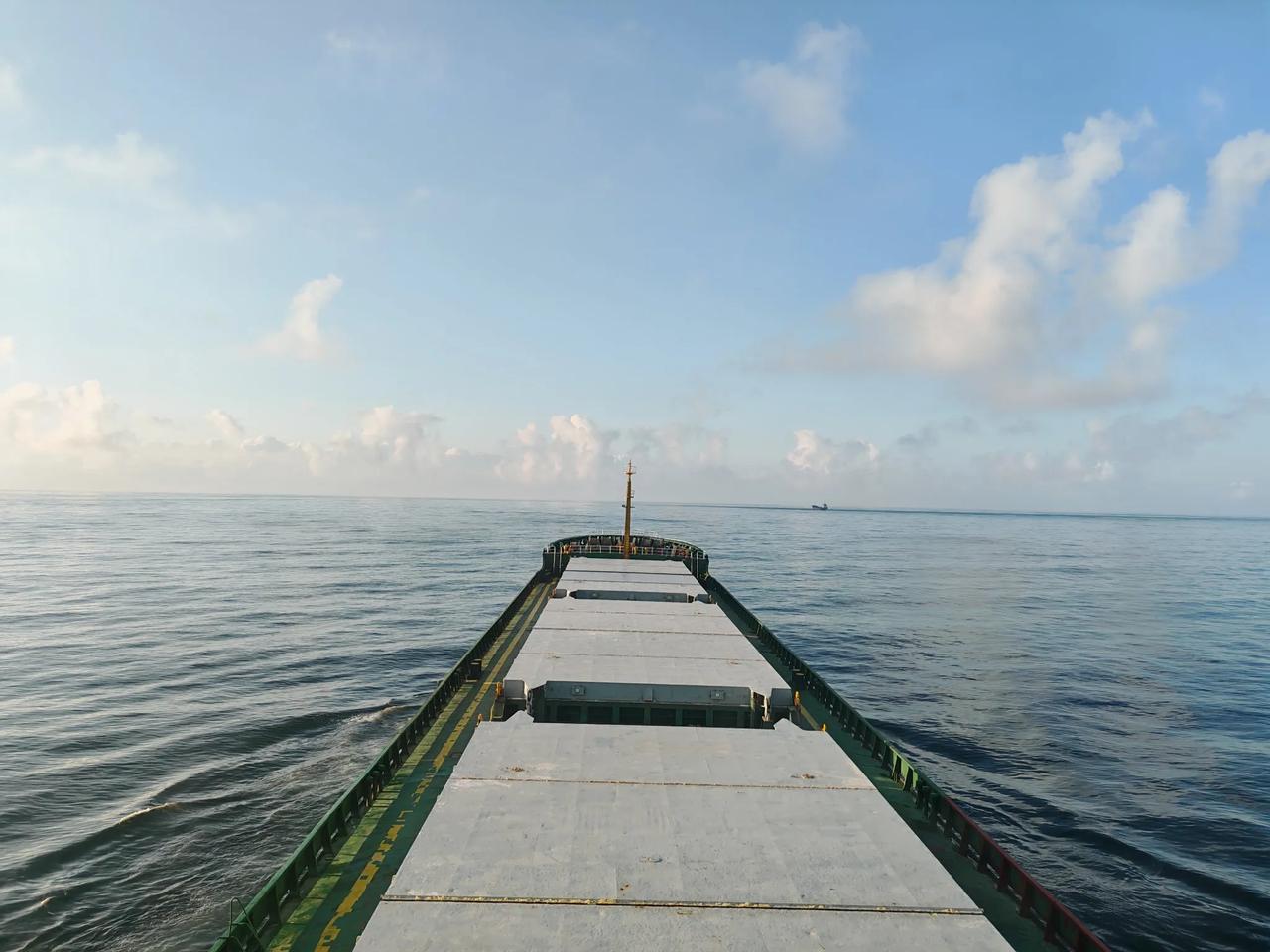 在无垠的海面上，乘风破浪，勇往直前！🌊🚢