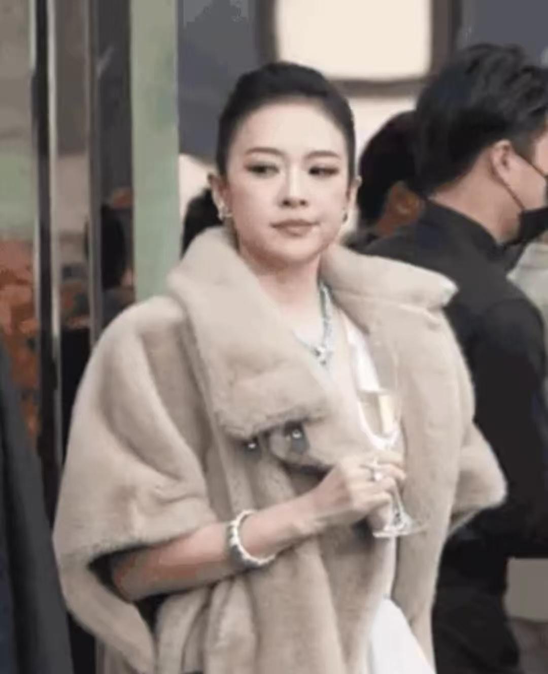 章子怡真的很需要重回香港影坛，她在内娱过得很憋屈。章子怡在内地参加活动，脸上的疲