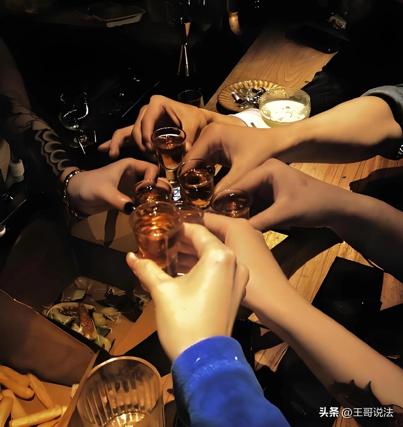 浙江，一男子和朋友唱歌喝酒，活动结束，男子提醒喝醉的朋友，要他叫个代驾开车，之后