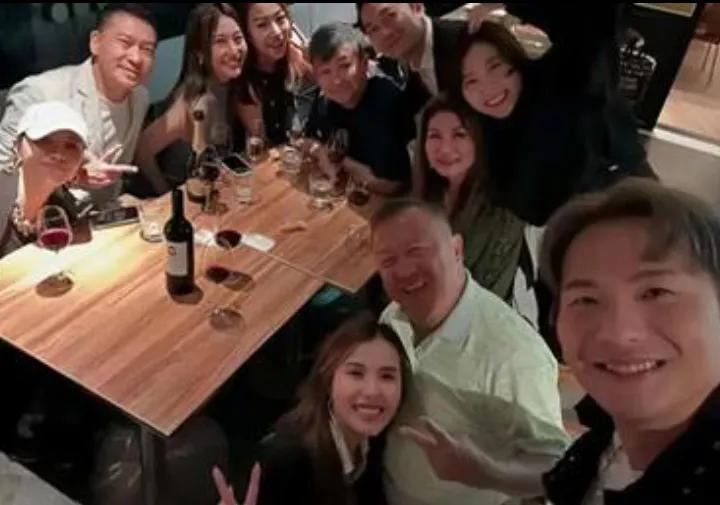 TVB高层乐易玲生日宴上，曾志伟与女星邓凯文的合影因姿势不雅引发争议。照片中女方
