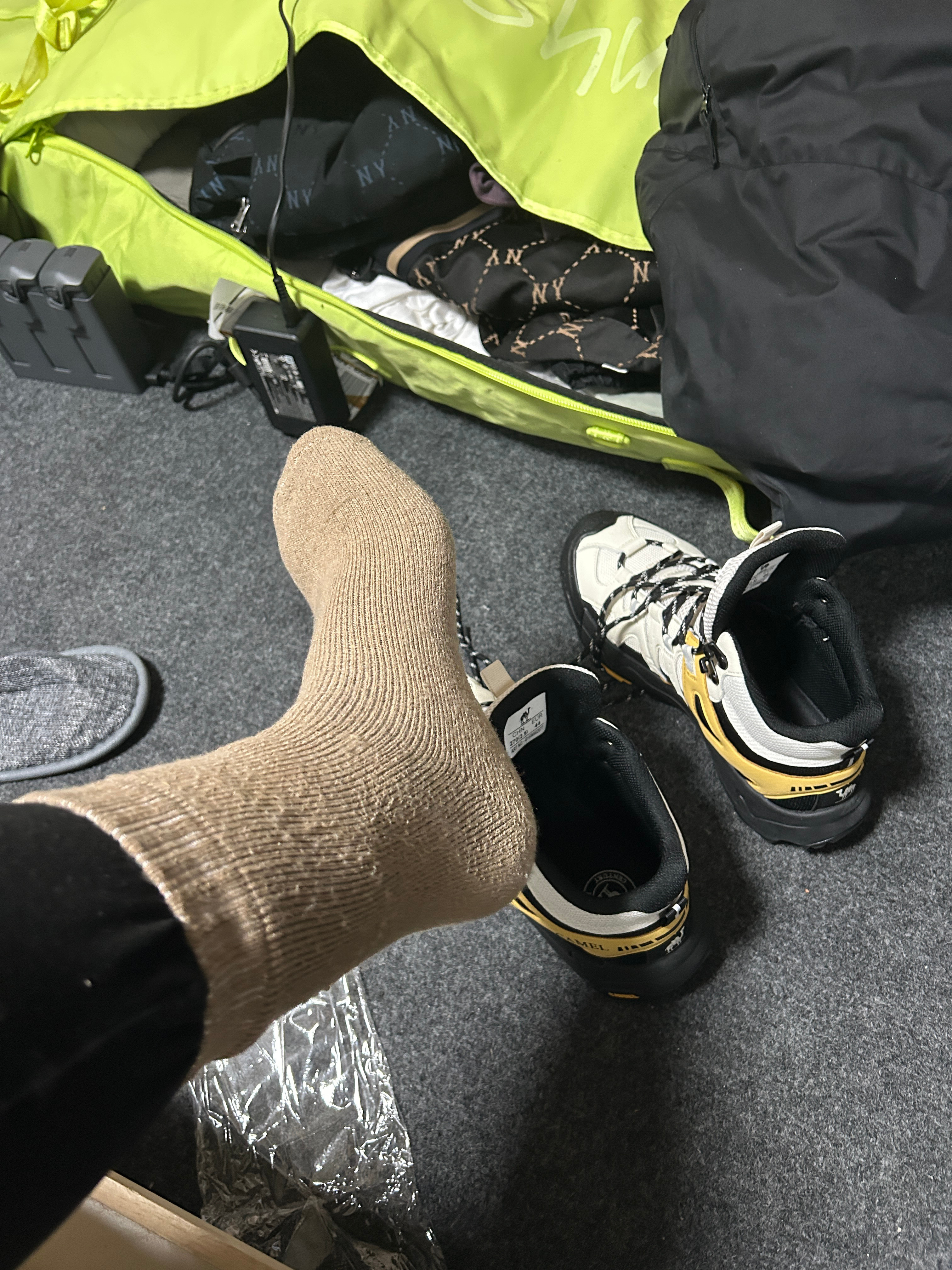 今儿的开场从这双卡其色的袜子说起，我在得物买了双鞋，我买的时候记得选的是加绒，买