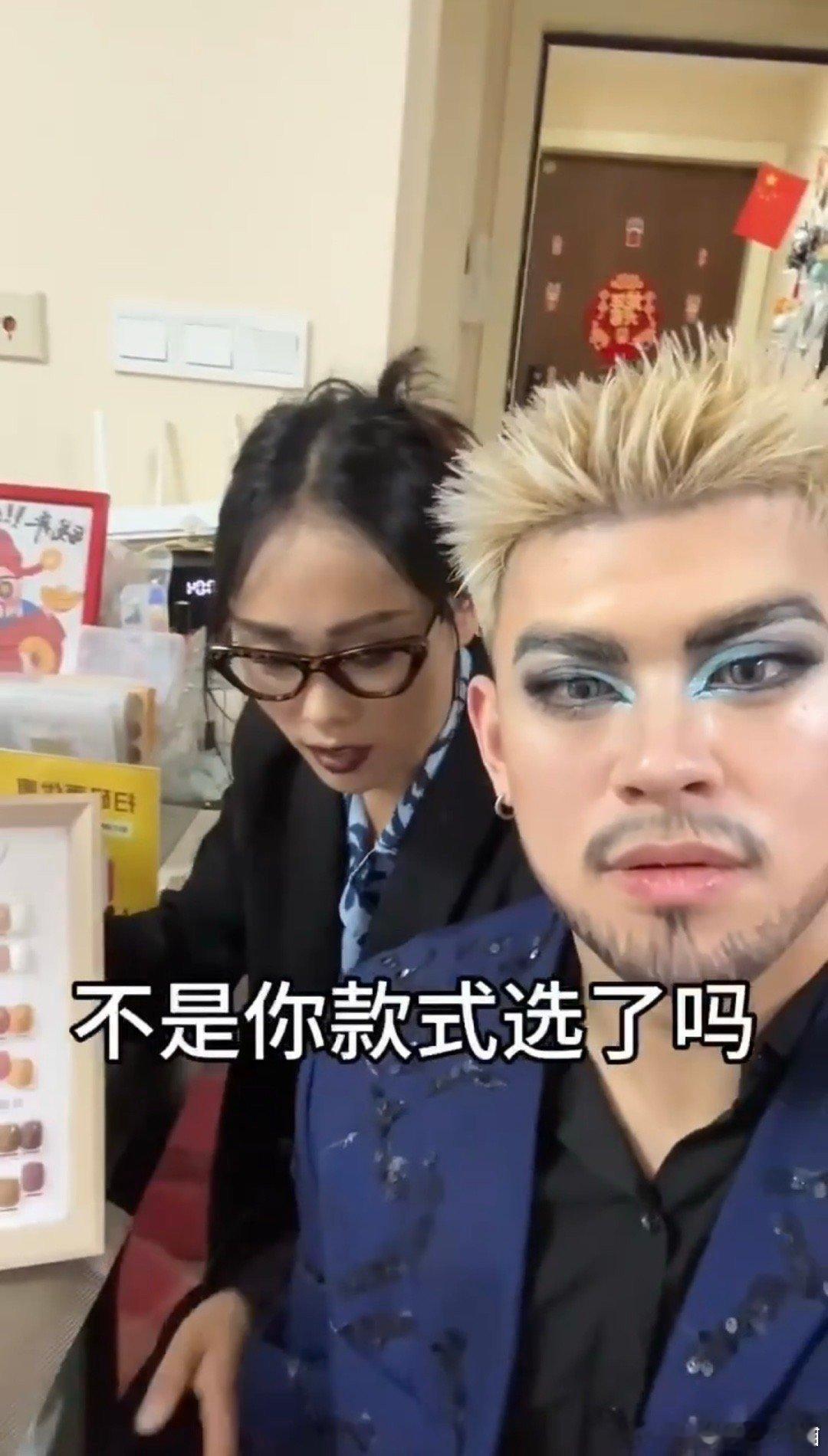 #这英祝福那英#恭喜那英荣获佳绩在舞台上，她总是那么耀眼夺目，用歌声传递着力量与