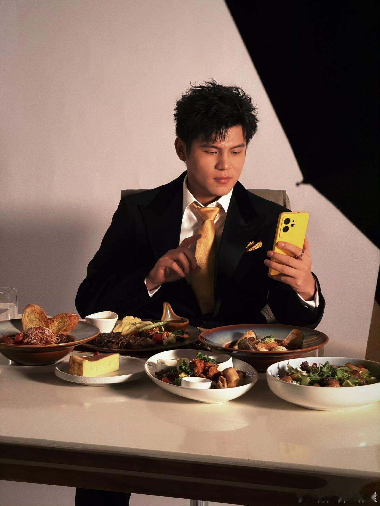 何广智小力士好像wifi信号 这画面太有梗了！广智站在两位帅哥中间，秒变行走的w