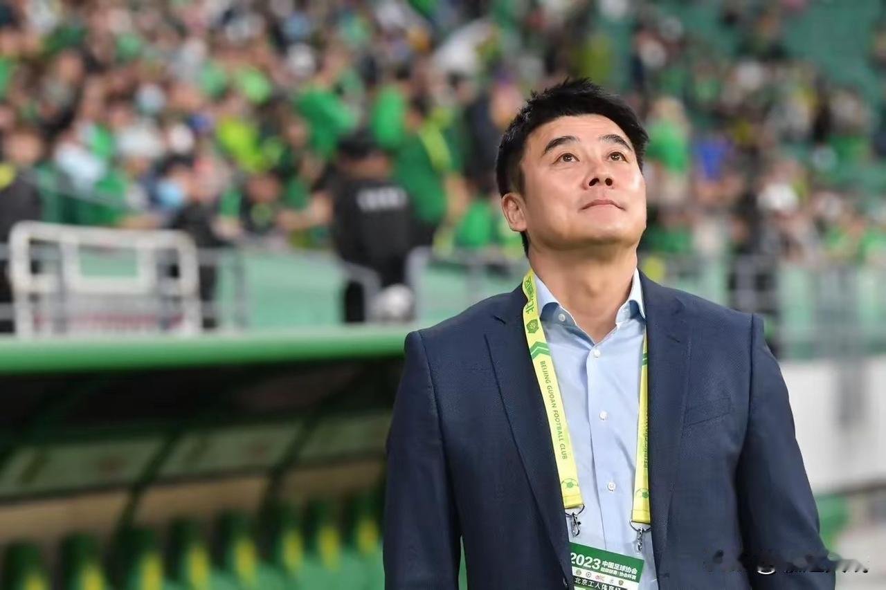 曾经的国脚（李明）从北京国安总经理位置上多年，终于带国安夺得一个足协杯，如释重负