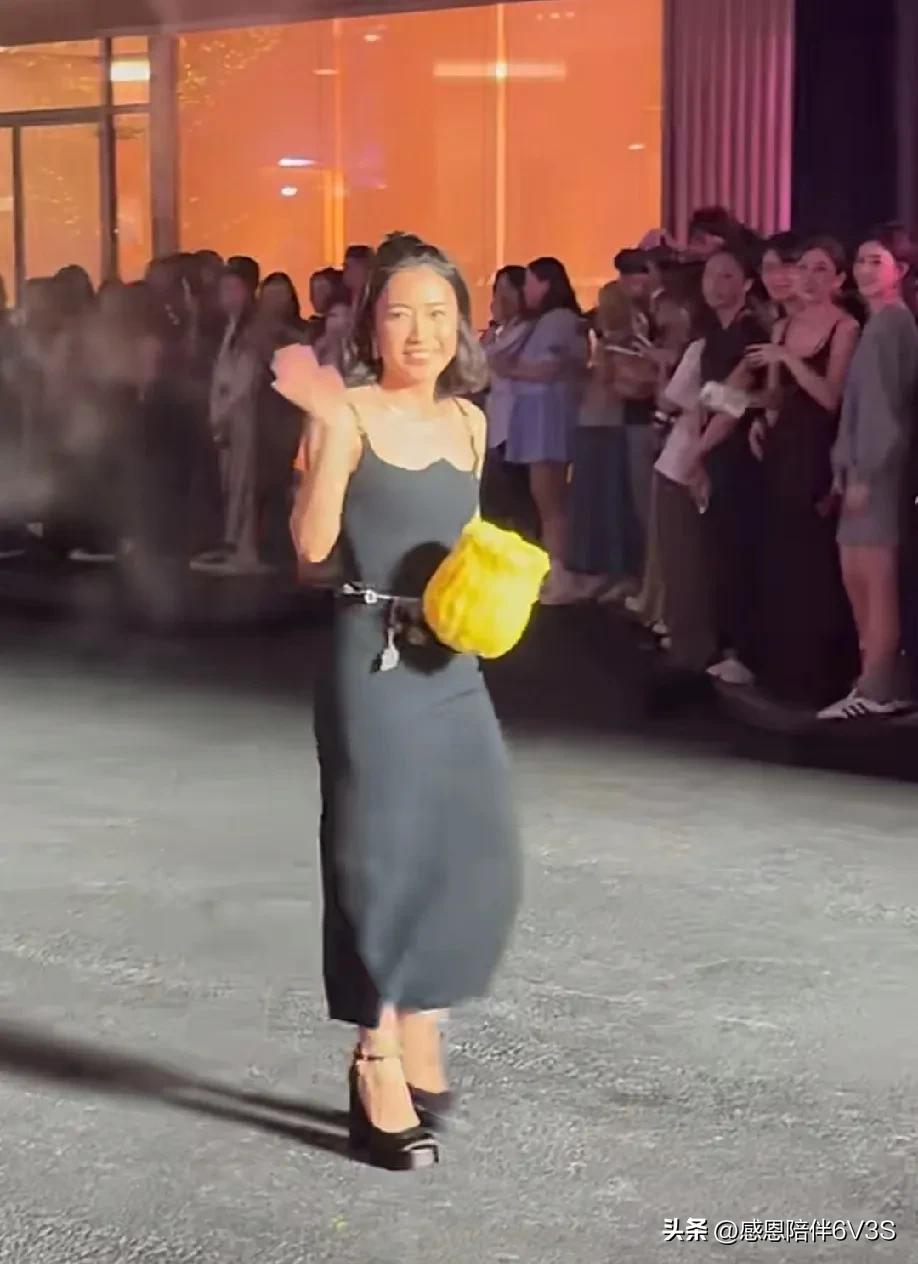 这位女首富真是让人佩服啊！虽然可能没那种震撼的气场，但可能就是她那份接地气的风格