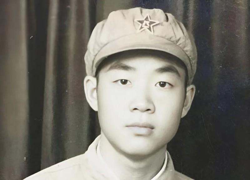 1951年，一个15岁新兵擦大炮，埋头看瞄准镜，谁料突然瞅见，敌人阵地上出现一奇