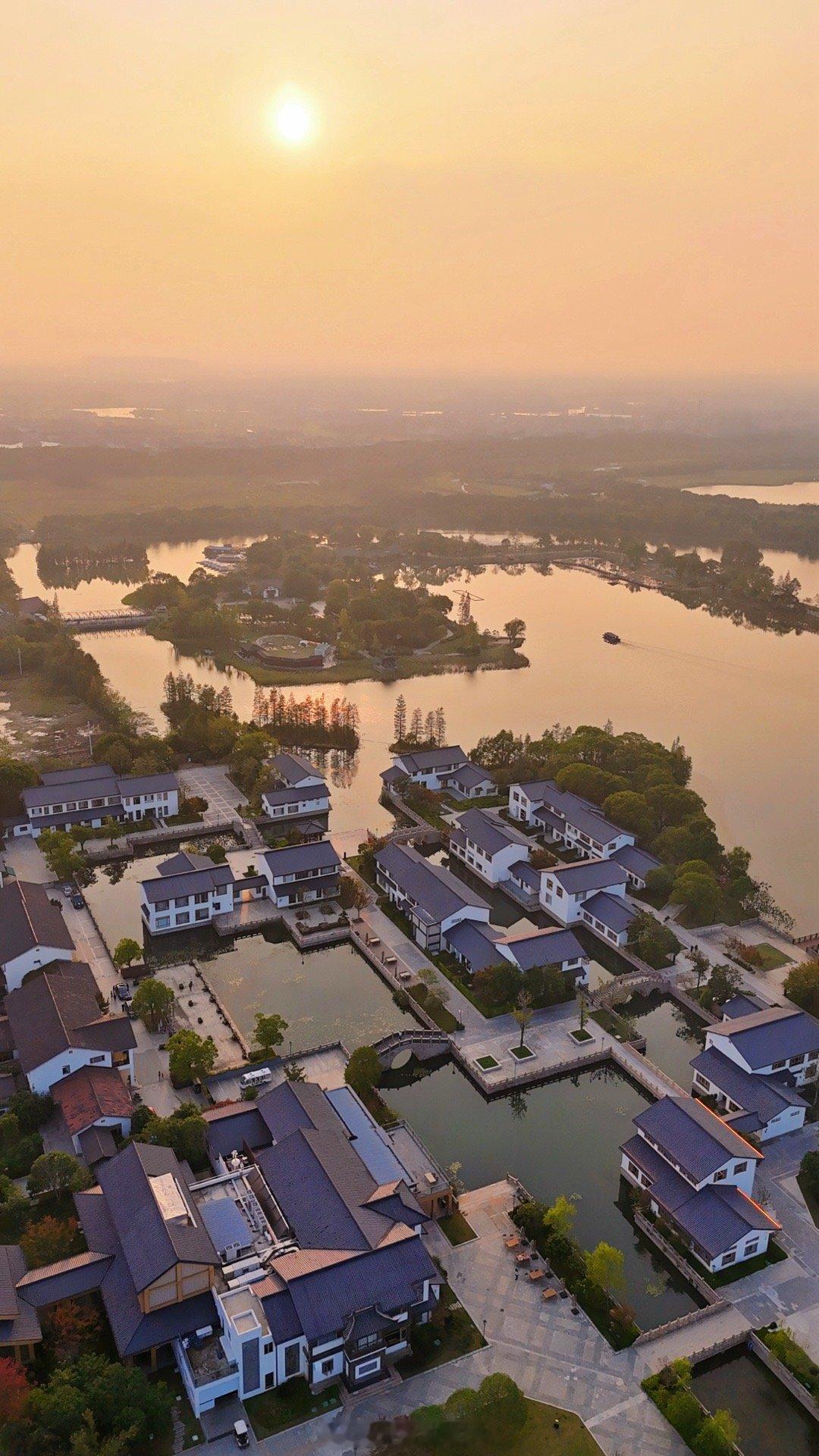 秋日午后，悠闲的逛了常熟尚湖景区。住进景区旁的常熟尚湖花间府·烟波里，秋日暖阳下